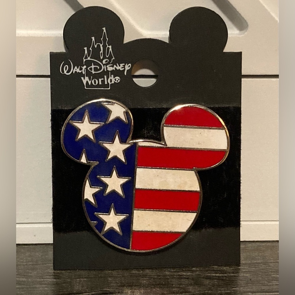 Vintage 2001 Mickey Mouse Flag Trading Pin
